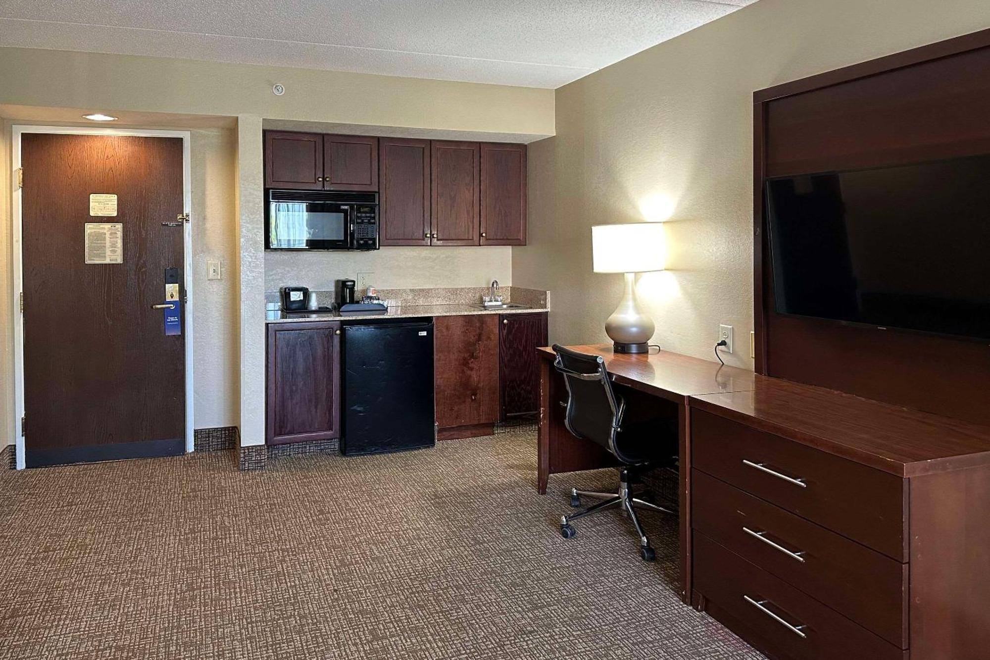 Comfort Suites Airport Charlotte Exterior photo